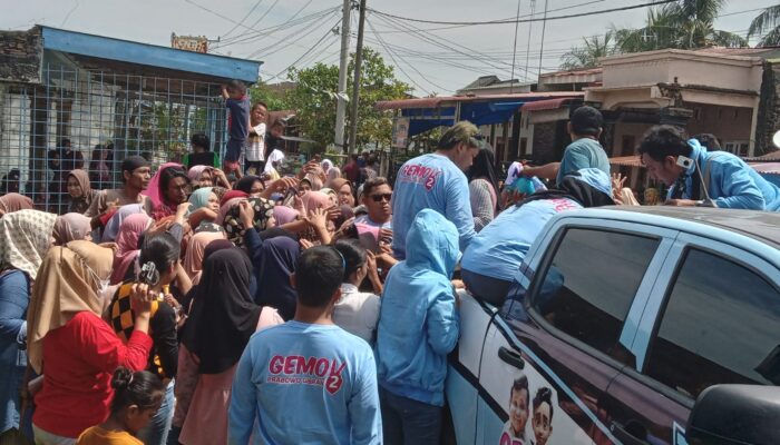 Berbagi Sembako Capres Prabowo/Gibran Disambut Antusias Warga