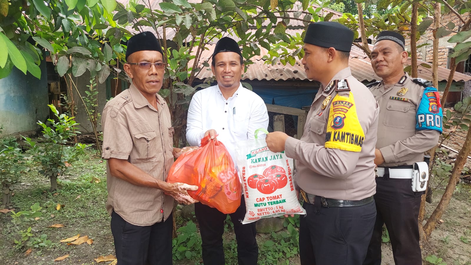 Pos Jubah Polres Madina Peduli Masyarakat Kurang Mampu