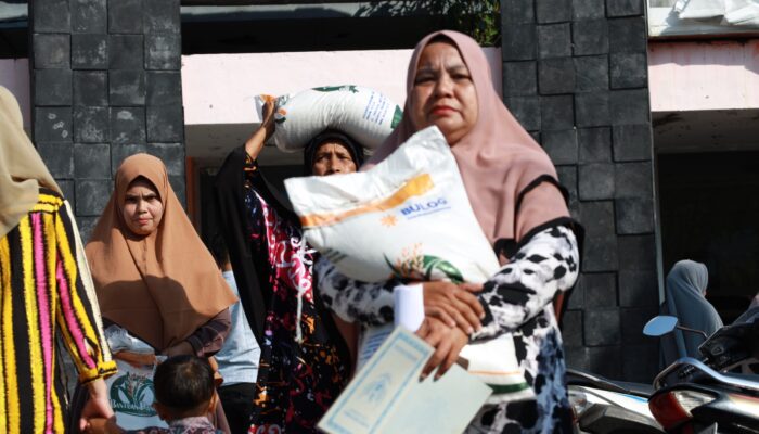 Iswanto Salurkan Bantuan Pangan Kepada 3.389 KPM