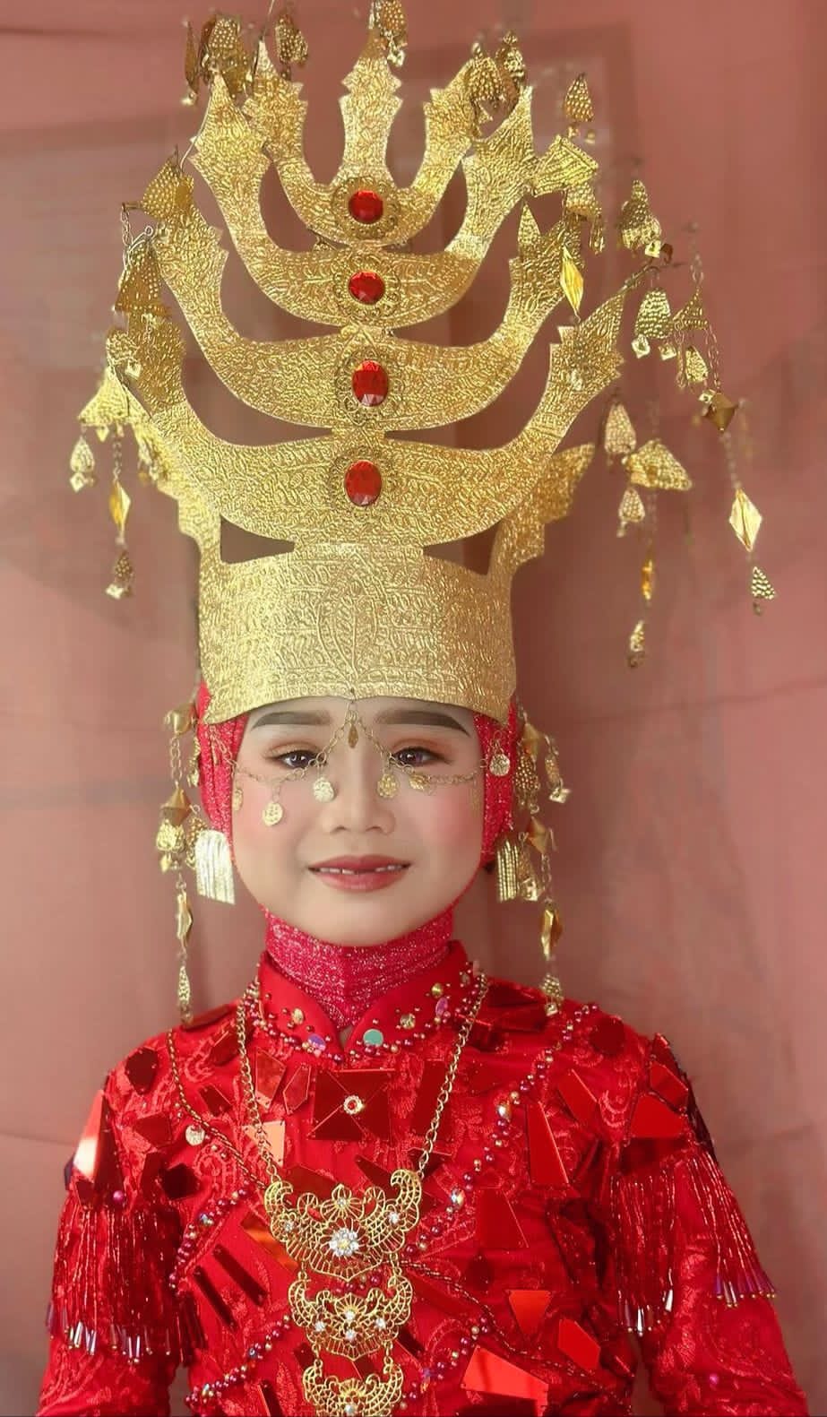Naura Khanza Juara Fashion Show Indonesia Manortor 2024