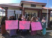 Pertanyakan CSR, Emak-emak Datangi Kantor Kades Paya Udeung