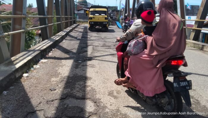 Lantai Jembatan Krueng Beukah Abdya Rusak Ancam Pengendara