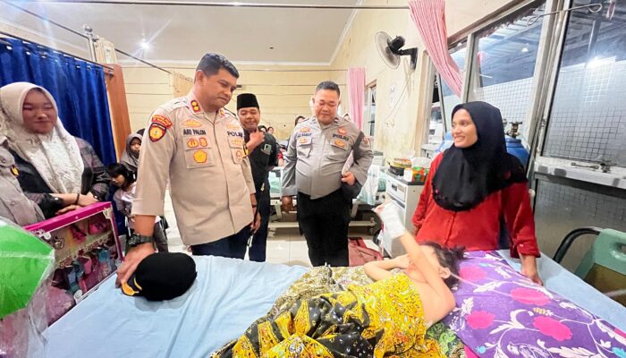 Kapolres Madina Besuk Korban Tergigit Kera Liar Di RSUD Panyabungan