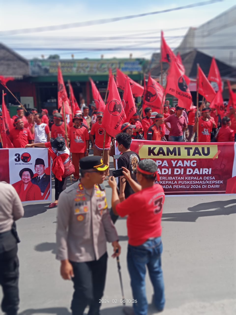 Buntut Pencabutan Bendera, Pengurus Dan Simpatisan PDIP Demo Kantor Bupati Dairi