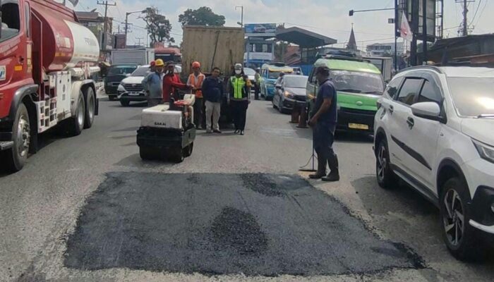 Sat Lantas Polres P. Siantar Amankan Penambalan Jalan