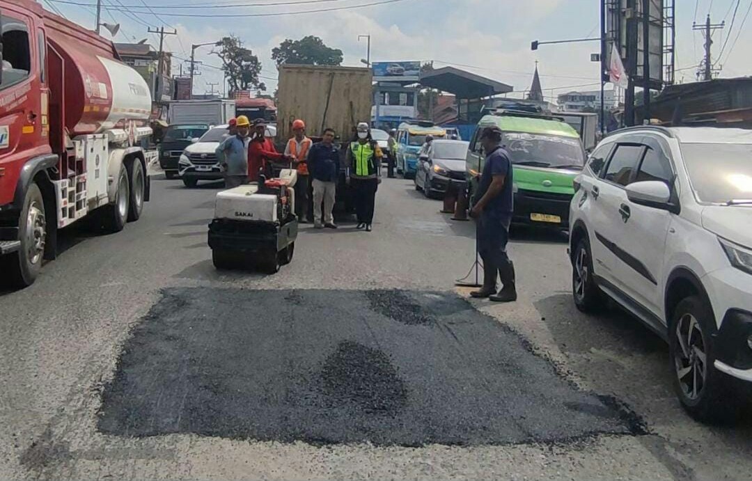 Sat Lantas Polres P. Siantar Amankan Penambalan Jalan