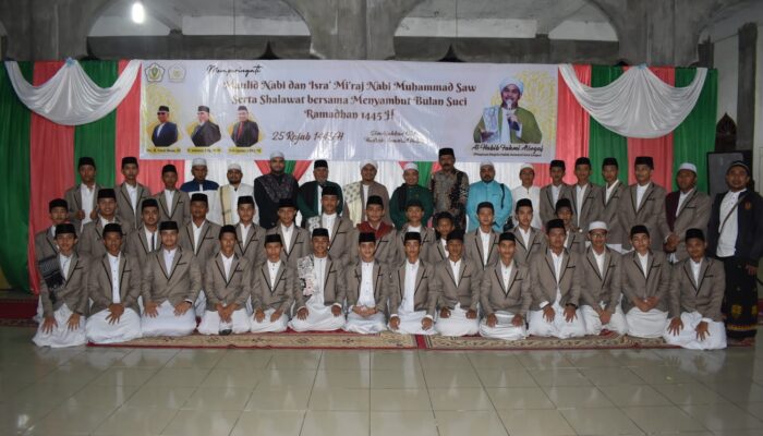 Santri MUQ Larut Bersalawat Peringati Isra Mikraj