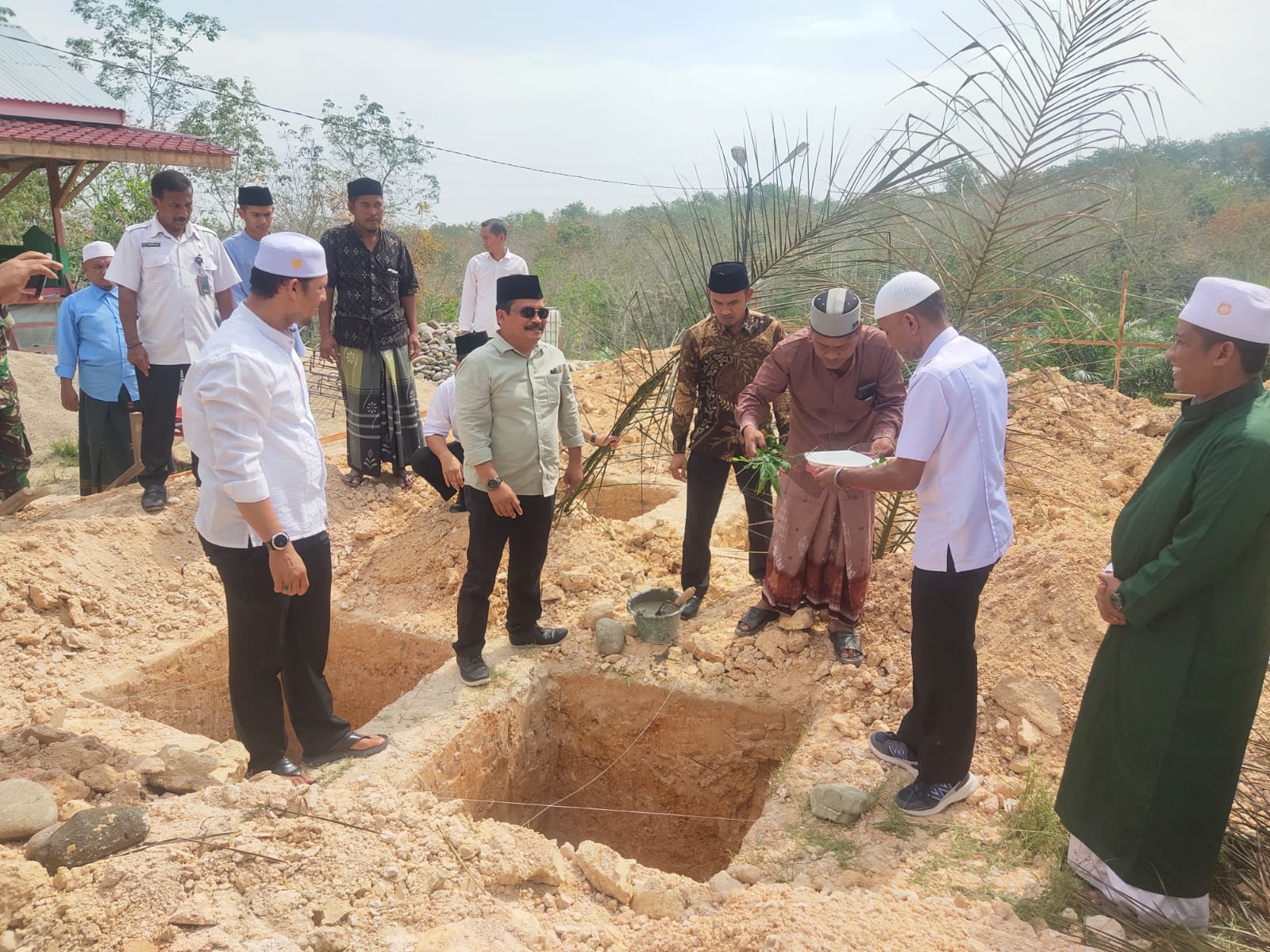 Abana Murdani Letakkan Batu Pertama Gedung Multiguna Dayah Huda