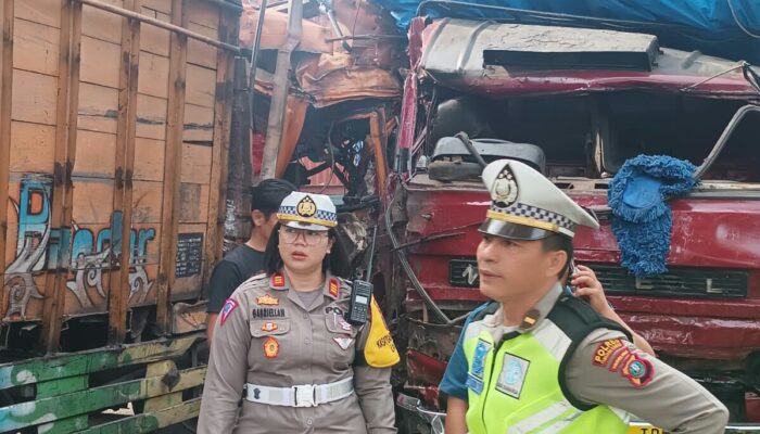 Dua Truk Bertabrakan Di P. Siantar, Satu Sopir Luka Berat