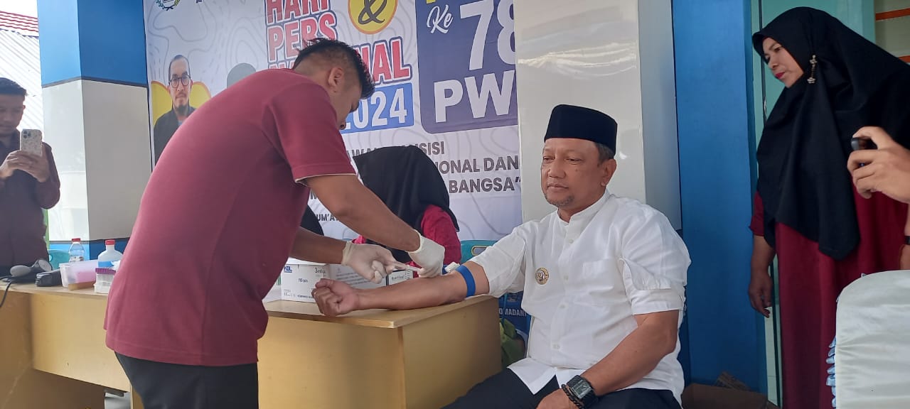 Peringati HPN Dan HUT PWI, Pj Bupati Aceh Tengah Donor Darah