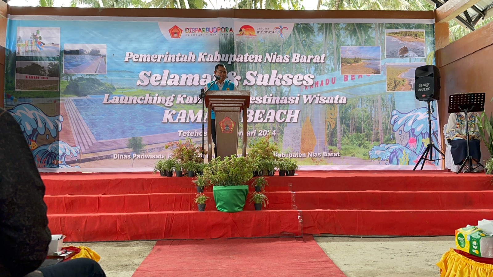 General Manager PLN UID Sumatera Utara, Saleh Siswanto, memberikan sambutan dalam acara peresmian objek wisata Pantai Kamadu di Nias Barat, Sabtu (10/2).