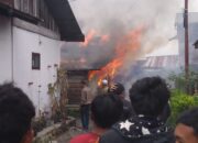 Satu Rumah Terbakar, Polres Bener Meriah Bantu Padamkan