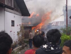 Satu Rumah Terbakar, Polres Bener Meriah Bantu Padamkan
