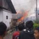 Satu Rumah Terbakar, Polres Bener Meriah Bantu Padamkan