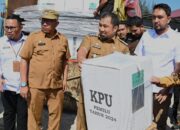 Naik Kapal Kayu, Pj Bupati Tinjau Distribusi Logistik Pemilu Ke Pulo Aceh