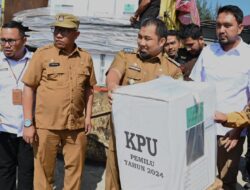 Naik Kapal Kayu, Pj Bupati Tinjau Distribusi Logistik Pemilu Ke Pulo Aceh