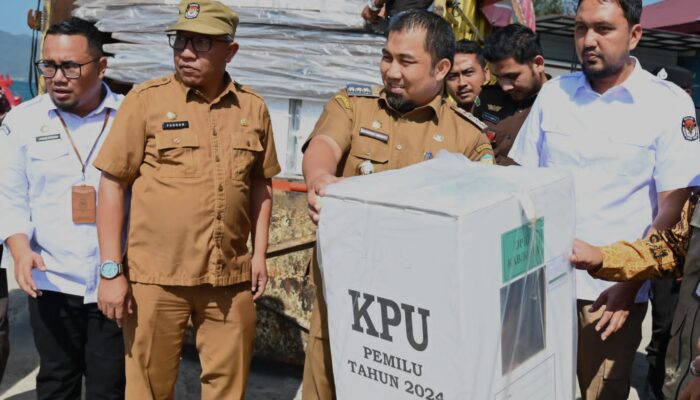 Naik Kapal Kayu, Pj Bupati Tinjau Distribusi Logistik Pemilu Ke Pulo Aceh