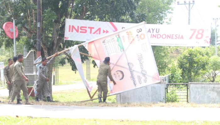 Minggu Tenang, Petugas Gabungan Aceh Besar Tertibkan APK Pemilu