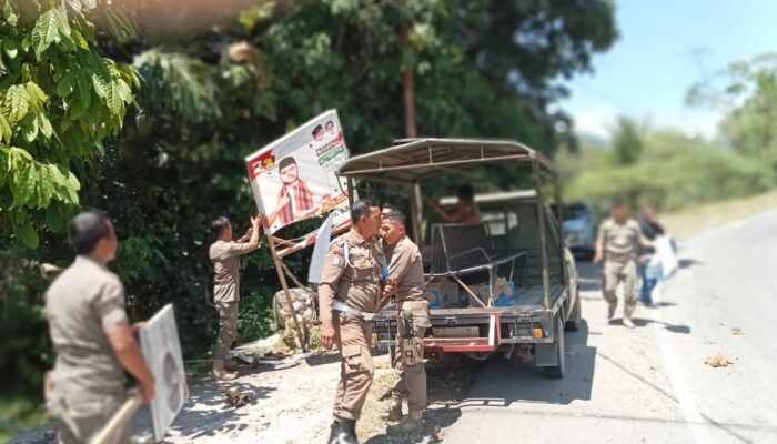 Petugas Gabungan Tertibkan APK Pemilu Di Agara