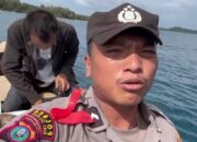 Perahu Motor Pengangkut Logistik Pemilu Terombang-ambing Di Lautan 