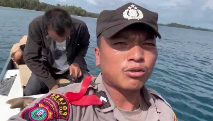 Perahu Motor Pengangkut Logistik Pemilu Terombang-ambing Di Lautan 