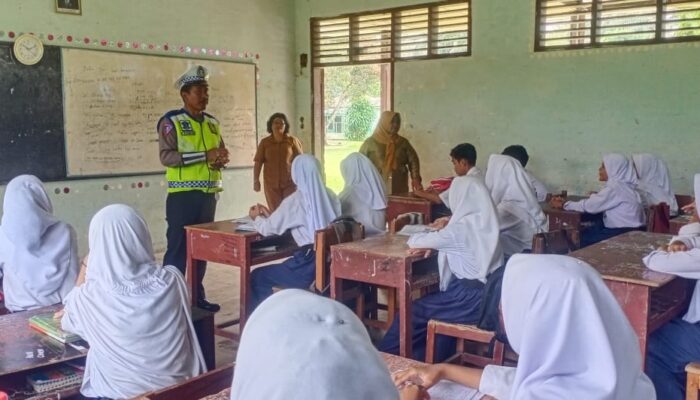Sat Lantas Beri Penyuluhan Siswa SMPN 1 Tapian Dolok