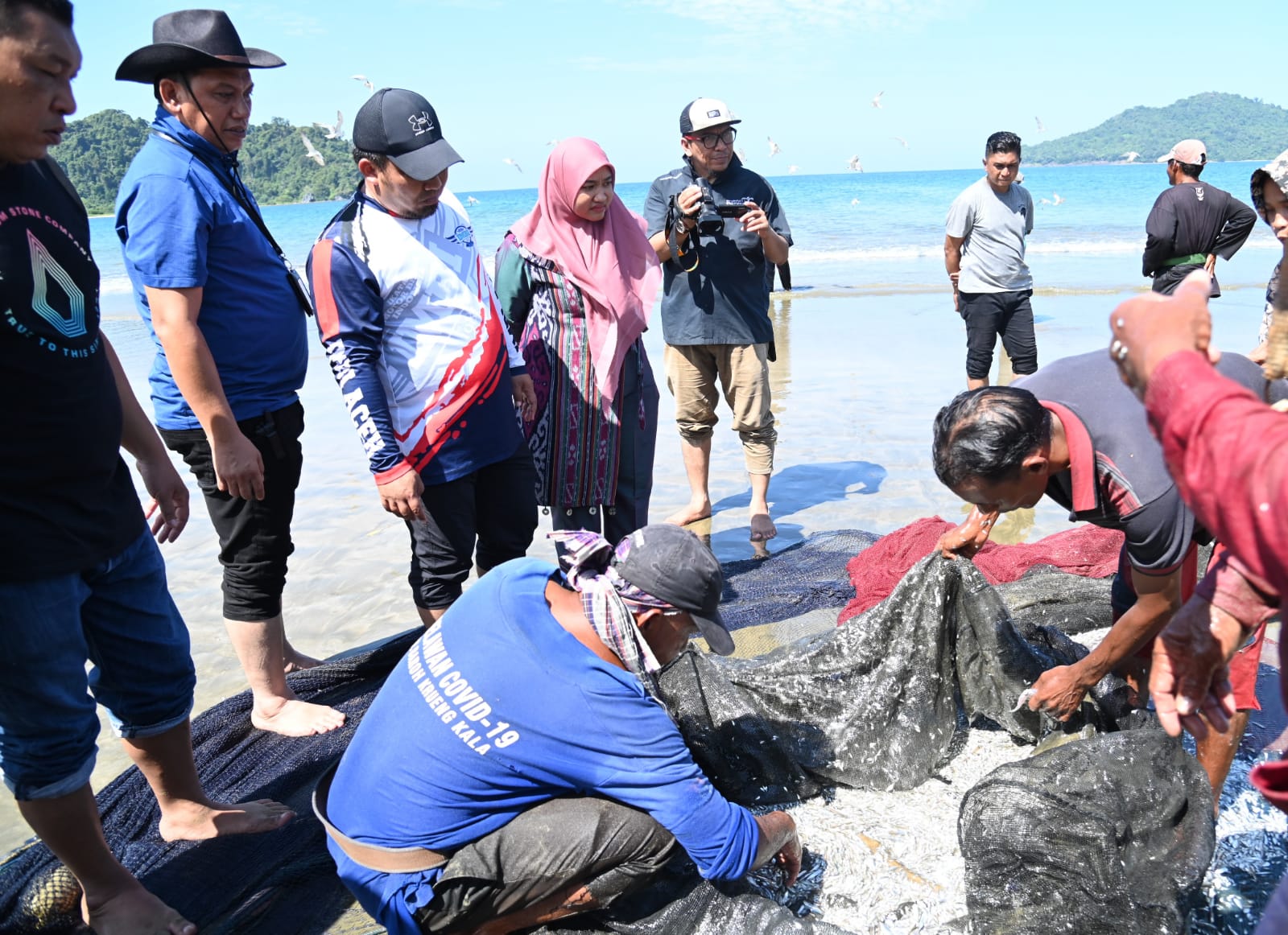 Iswanto Tarik Pukat Bersama Nelayan Di Pasie Jantang