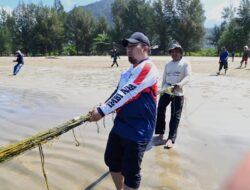 Iswanto Tarik Pukat Bersama Nelayan Di Pasie Jantang