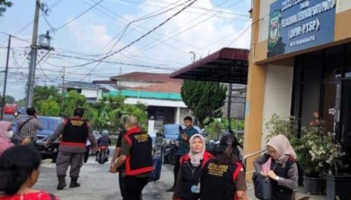 Penggeledahan DLH P. Siantar Berkaitan IMB Gedung Balai Merah Putih