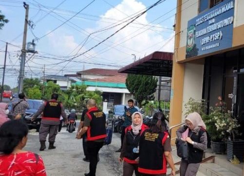 Penggeledahan DLH P. Siantar Berkaitan IMB Gedung Balai Merah Putih