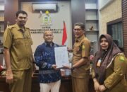 Asisten III Sekdakab Serahkan LKPJ Kepada Ketua DPRK Aceh Besar