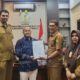 Asisten III Sekdakab Serahkan LKPJ Kepada Ketua DPRK Aceh Besar