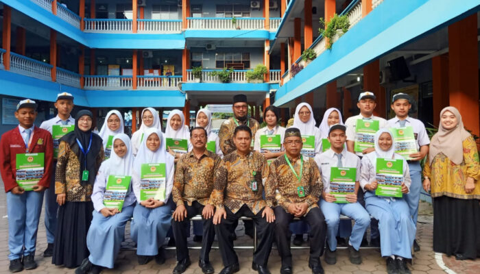 SMA Dharmawangsa Serahkan Bea Siswa Bagi Siswa Berprestasi