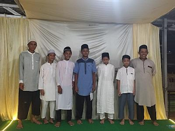 KETUA BKM Mesjid Al Ihsan Ustad Nuryadi S,Pdi dan Bendahara Erwin Syaputra sedang foto pemenang lomba pada acara Isra’ Mi’raj dan kegiatan lainnya di Jl. Kolonel Yos Sudarson Sudarso, KM. 7, Gg. Perwira, Tanjung. Mulia, Kecamatan Medan Deli, Kota Medan, Sabtu (10/2). Istimewa