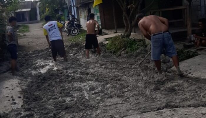 Helmax Alex Tampubolon Timbun Jalan Rusak Di Kelurahan Tangkahan