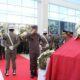 KEPALA Kejaksaan Tinggi Sumatera Utara Idianto, SH,MH memberikan penghormatan terakhir di depan peti jenazah pada upacara Kenegaraan Persemayaman dan Penghormatan kepada Mendiang Ketua DPRD Sumut Baskami Ginting, di Gedung Paripurna DPRD Sumut, Jalan Imam Bonjol Medan, Sabtu (10/2/2024). Waspada/Ist