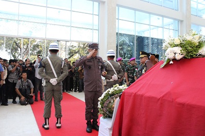KEPALA Kejaksaan Tinggi Sumatera Utara Idianto, SH,MH memberikan penghormatan terakhir di depan peti jenazah pada upacara Kenegaraan Persemayaman dan Penghormatan kepada Mendiang Ketua DPRD Sumut Baskami Ginting, di Gedung Paripurna DPRD Sumut, Jalan Imam Bonjol Medan, Sabtu (10/2/2024). Waspada/Ist