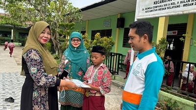 KEPALA Madrasah, Khairani, S.Pd.I, M.Pd menyerahkan sertifikat juara pada Gio Dirga Satria, kelas V-A. Waspada/ist