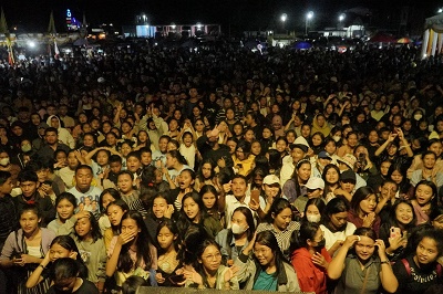 RIBUAN warga Tarutung dan wilayah Tapanuli Utara menghadiri kampanye akbar Prabowo Gibran, kolaborasi partai-partai pendukung Koalisi Indonesia Maju bersama Sahabat Maruarar Sirait dan RE Nainggolan di Terminal Madya Tarutung, Selasa (6/2). Waspada/Ist