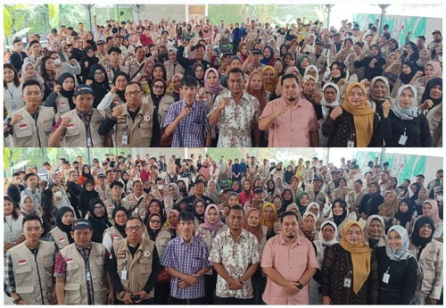 FOTO bersama para peserta yang hadir di Bimtek PTPS Pemilu 2024 yang digelar Panwascam Medan Barat di Hotel Putra Mulia Medan, Jumat (9/2). Waspada/Ist