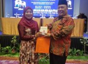 Burhanuddin Serahkan 10 Buku Karyanya Untuk MAN Kota Gunung Sitoli