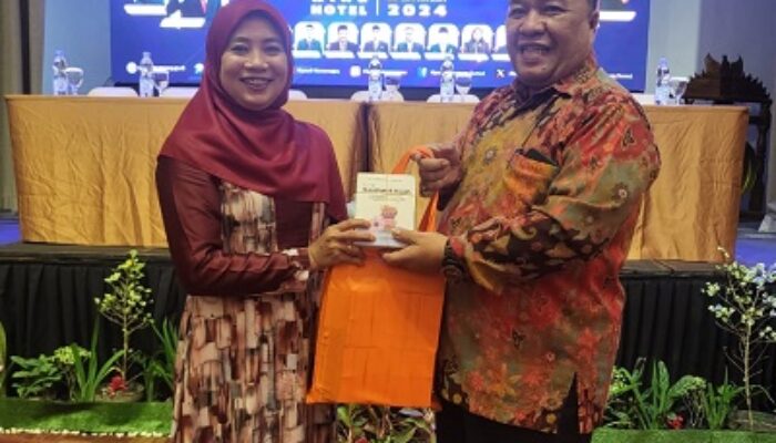 Burhanuddin Serahkan 10 Buku Karyanya Untuk MAN Kota Gunung Sitoli