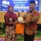KEPALA MAN Serdang Bedagai, Dr.H. Burhanuddin menyerahkan buku kepada Kepala MAN Kota Gunung Sitoli. Waspada/ist