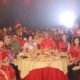 Wakil Direktur Utama Bank Mandiri, Alexandra Askandar dan Regional CEO Bank Mandiri, M. Ashidiq Iswara berfoto bersama nasabah dalam Perayaan Imlek dan Customer Gathering di Medan, kemarin.