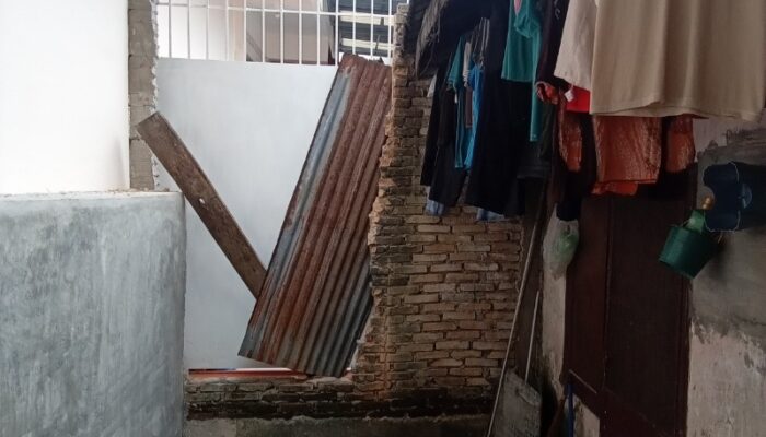 Warga Jl Meranti Keluhkan Jalan Umum Dan Halaman Belakang Rumah Ditutup