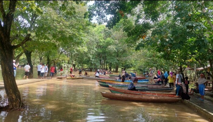 Menelusuri Cagar Budaya Muarajambi, Asiknya Minum Kopi di Atas Perahu