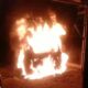 MOBIL wartawan Tobaspos dibakar di parkiran rumahnya, Minggu (11/2) dinihari. Waspada/Ist