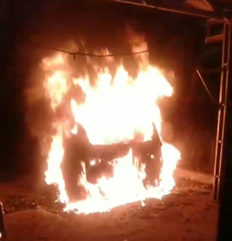 MOBIL wartawan Tobaspos dibakar di parkiran rumahnya, Minggu (11/2) dinihari. Waspada/Ist