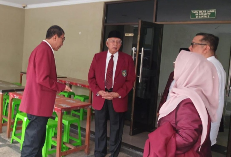 PEMBINA Yayasan UISU saat meninjau lokasi pembangunan Klinik Pratama UISU idi Kampus Fakultas Kedokteran UISU Jl. STM No 77, Medan. Waspada/Ist