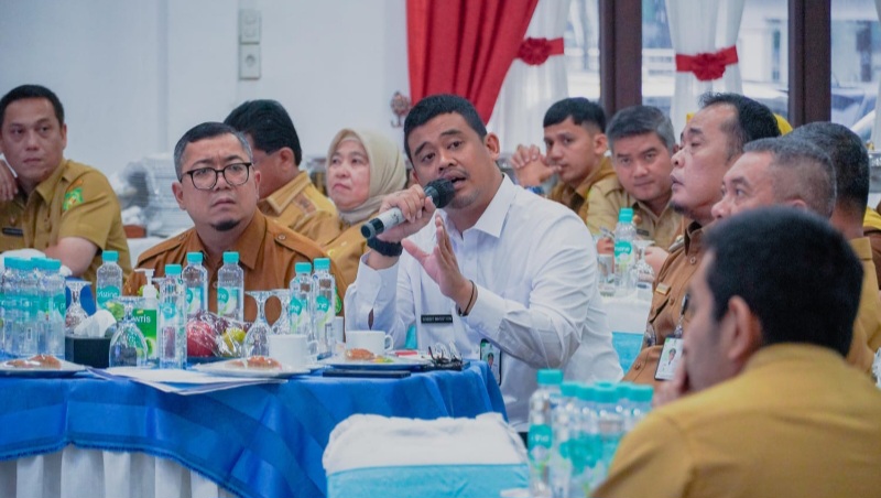 WALI KOTA Medan Bobby Nasution saat membuka Rapat Kerja Koordinasi Pengendalian Perencanaan dan Pelaksanaan Pembangunan Daerah Tahun 2024 di Gedung PKK Kota Medan, Jalan Rotan Proyek, Medan Petisah, Senin (12/2). Waspada/ist